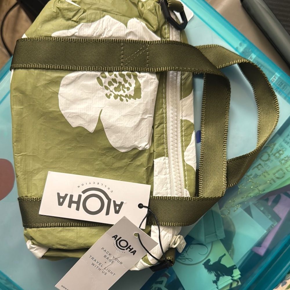 ALOHA Collection Green and White Travel Bag